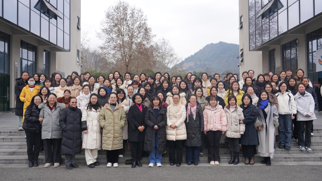 学院开展“三八”妇女节徒步活动