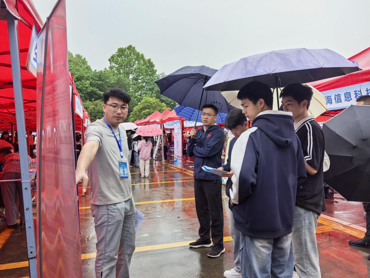 学院举办“聚力拓岗优服务 春季攻坚促就业”2025年校园招聘会