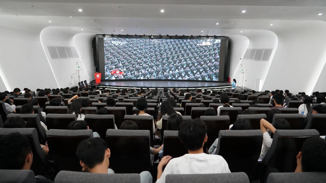学院组织全体师生观看纪念中国人民抗日战争暨世界反法西斯战争胜利80周年阅兵仪式