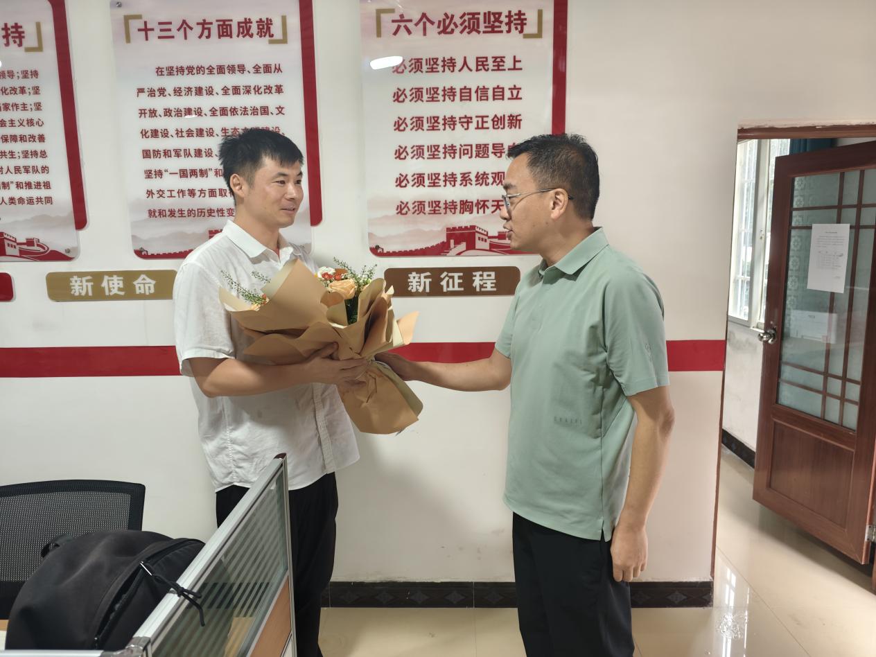 院领导带队开展教师节慰问